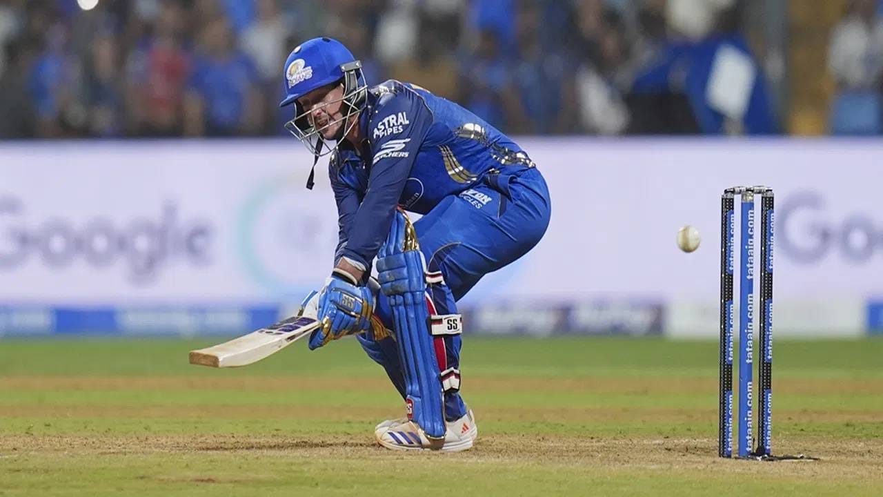 डीकॉक आयपीएलमध्ये 3000 धावा करणारा पहिला विदेशी विकेटकीपर ठरला आहे. डीकॉकने आयपीएलमध्ये 3064 धावा केल्या आहे. आयपीएलमध्ये सर्वाधिक धावा करण्याचा विक्रम एमएस धोनीच्या नावावर आहे. त्याने 5321 धावा केल्या आहेत. (Photo: PTI)