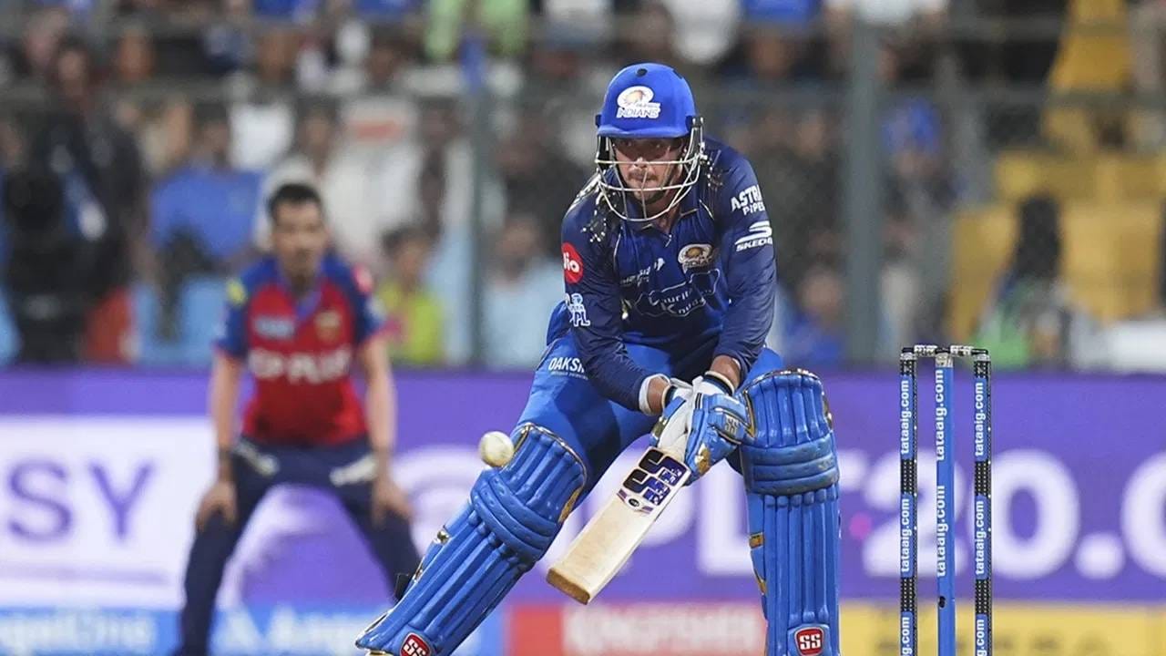 आयपीएल 2026 स्पर्धेतील पहिल्या चार सामन्यात डावलल्यानंतर मुंबई इंडियन्सने पाचव्या सामन्यात क्विंटन डीकॉकला संधी दिली. त्याने या संधीचं सोनं केलं आणि  पहिल्याच सामन्यात शतक ठोकलं. त्याने पंजाब किंग्सविरुद्ध 60 चेंडूत 112 धावा केल्या. यात 7 षटकार आणि 8 चौकार मारले. (Photo: PTI)