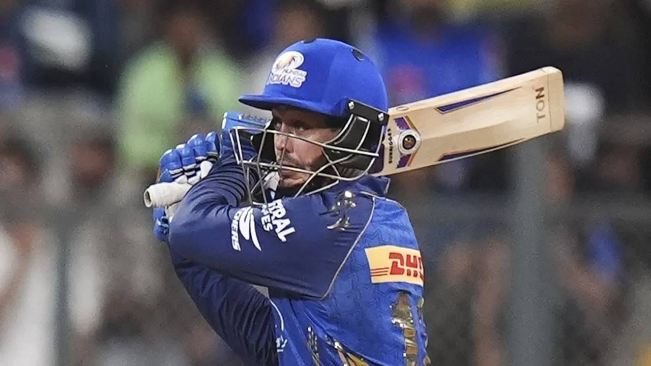 क्विंटन डीकॉकने आयपीएलमध्ये तीन शतकं ठोकली आहेत. यासह त्याने एबी डिव्हिलियर्सची बरोबरी केली आहे. त्याने आयपीएलमध्ये सर्वाधिक 7 शतकं ठोकण्याचा विक्रम जोस बटलरच्या नावावर आहे. तर गेलने 6 शतकं ठोकली आहे. तर डेविड वॉर्नर आणि वॉटसनने प्रत्येकी 4 शतक ठोकली आहेत. (Photo: PTI)