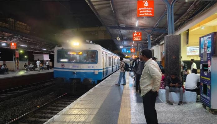 रेल्वेच्या प्लॅटफॉर्मवर उभे राहून तुम्ही इकडे तिकडे पाहिले तर अनेक गोष्टी तुमच्या लक्षात येतील. एखाद्या रेल्वेकडे पाहिल्यावर तुम्हाला एक विशेष बाब जाणवेल. रेल्वेच्या काही डब्यांवर वेगवेगळ्या रंगाच्या रेषा असतात. या रेषा का असतात याबाबत अनेकांना कल्पना नाही. 