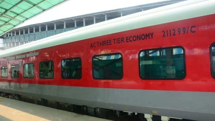 रेल्वेवर काळ्या, निळ्या, पिवळ्या रंगाच्या या रेषा असतात. या रेषा फक्त डिझाईन म्हणून काढलेल्या नसतात. या रेषांचा खास अर्थ असतो. निळ्या किंवा लाल रंगाच्या रेल्वे डब्यावर पिवळ्या रंगाने रेषा काढलेल्या असतात. अशा रेषा दिसल्या फक्त दिव्यांगांच्या डब्यावरच असतात. 