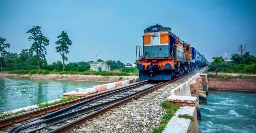 निळ्या रंगाच्या रेल्वे डब्यातील शेवटच्या खिडकीवर पांढऱ्या रंगाच्या रेषा काढलेल्या असतात. या रेषा दिसल्या की संबंधित डबा हा सामान्य श्रेणीचा आहे, असा संकेत त्यातून मिळतो. 