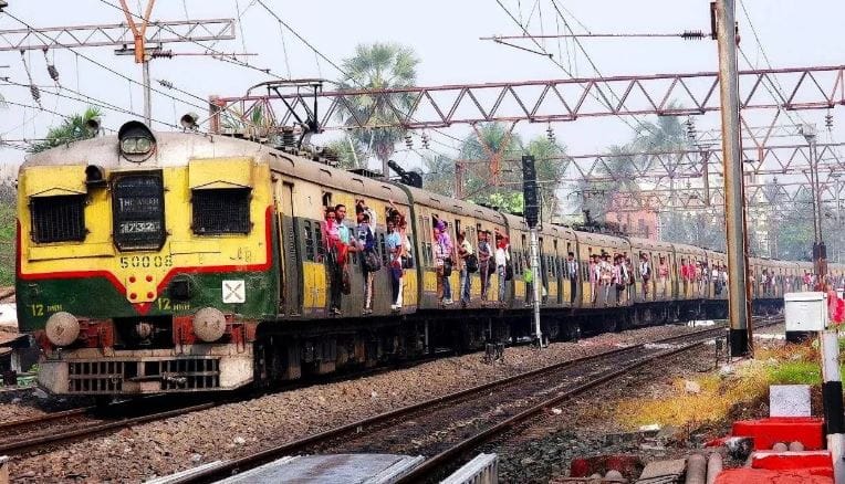 निळ्या रंगाच्या रेल्वे डब्यावर हिरव्या रंगाच्या रेषा असतात. या रेषांतून संबंधित डबा हा महिलांसाठी आरक्षित असल्याचे संकेत मिळतात. 