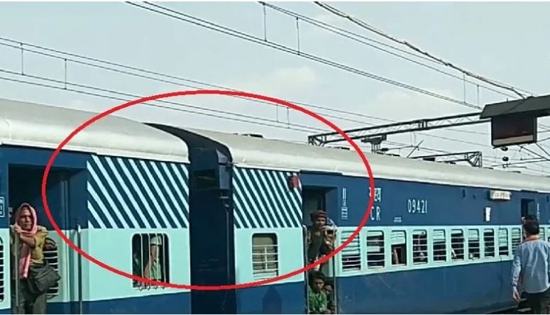 तपकीरी रंगाच्या रेल्वे डब्यावर कधीकधी लाल रंगाच्या रेषा काढलेल्या असतात. या रेषा संंबंधित डबा हा प्रथम श्रेणीचा डबा असल्याचे सूचित केले जाते. 