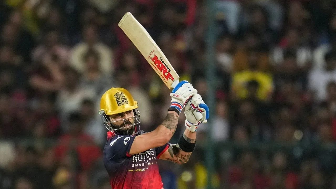 आरसीबीचा अनुभवी फलंदाज आणि माजी कर्णधार विराट कोहली याने आयपीएल स्पर्धेत आतापर्यंत अनेक विक्रम आपल्या नावावर केले आहेत. विराटने रविवारी 5 एप्रिलला सनराजयर्स हैदराबाद विरुद्ध आणखी एक विक्रम केला आहे. (Photo Credit: PTI)