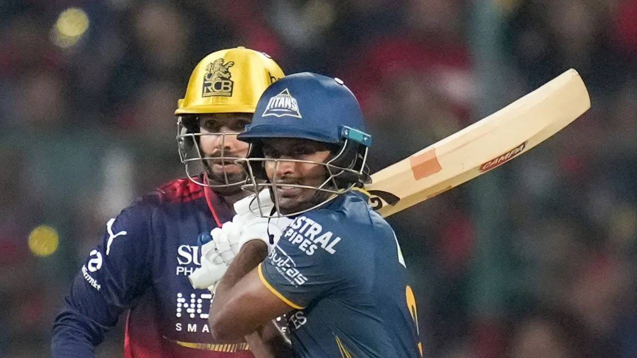 गुजरात टायटन्सचा युवा ओपनर साई सुदर्शनचं चक्र आरसीबीविरुद्ध चाललं. त्याने संयमी फलंदाजी करत आरसीबीविरुद्ध शतक ठोकलं. त्याच्या या खेळीमुळे आरसीबीच्या नावावर नकोसा विक्रम रचला गेला. नेमकं काय घडलं ते पुढे जाणून घेऊयात. (PHOTO CREDIT- PTI)