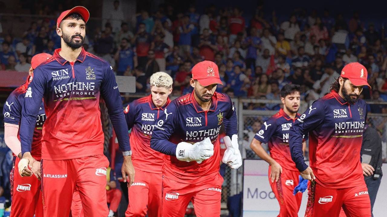 आरसीबीचा पुढचा सामना 18 एप्रिलला दिल्ली कॅपिटल्सविरुद्ध याच मैदानावर होणार आहे. या सामन्यात मिळवताच सलग सात विजयाची नोंद करेल. तसेच मागचे विक्रम मोडीत काढेल. या मैदानावर सलग 7 सामने जिंकण्याचा विक्रम रचेल. (Photo: RCB Twitter)