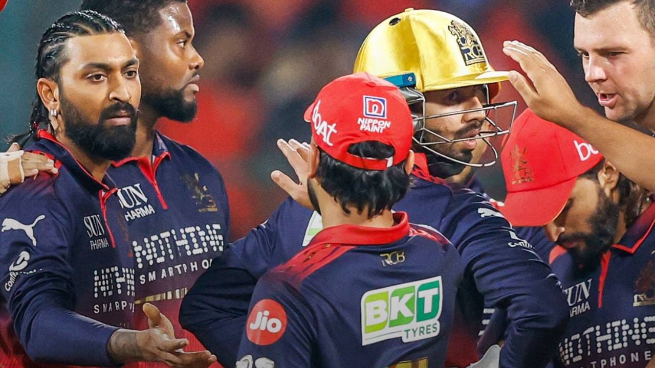 रॉयल चॅलेंजर्स बंगळुरूने चिन्नास्वामी स्टेडियममध्ये लखन सुपर जायंट्सचा पराभव करताच विजयी षटकार मारला आहे. हा विजयी षटकार म्हणजे या मैदानात सलग सहावा सामना जिंकला. 2025-2026 स्पर्धेत खेळलेल्या सामन्यात विजय मिळवला आहे. आता मोठा विक्रम रचण्याची संधी आहे. (Photo: RCB Twitter)