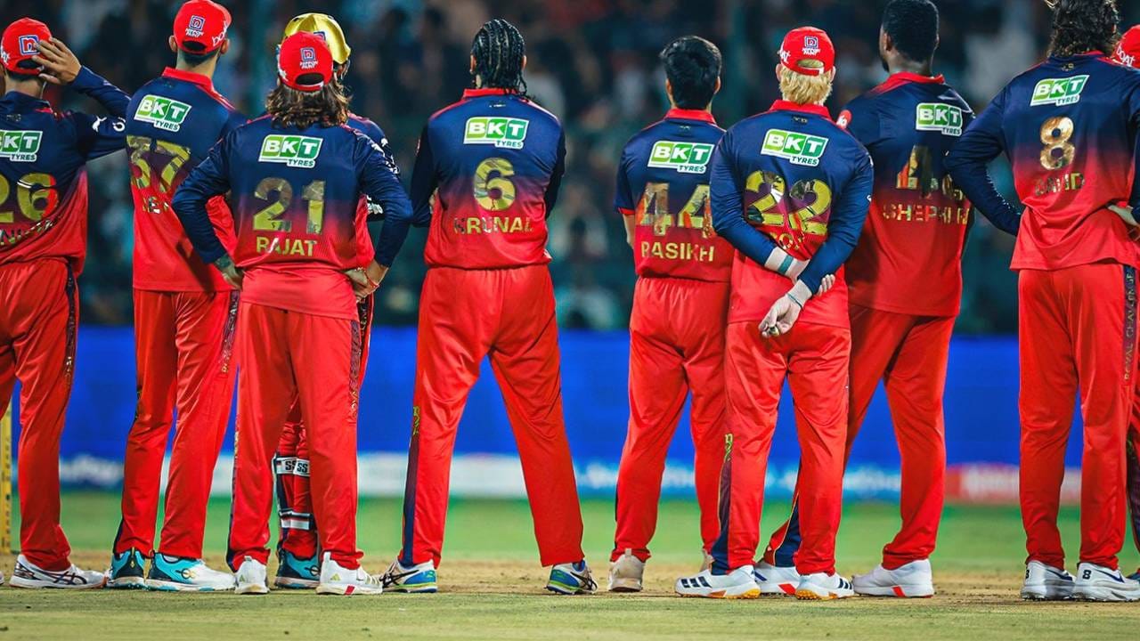 आयपीएल 2025 स्पर्धेत रॉयल चॅलेंजर्स बंगळुरूने चॅम्पियन पदाला साजेशी कामगिरी केली आहे. आतापर्यंत खेळलेल्या पाच पैकी चार सामन्यात विजय मिळवला आहे. तसेच गुणतालिकेत पहिल्या स्थानावर विराजमान आहे. आरसीबीने मागच्या सामन्यात लखनौ सुपर जायंट्सला विकेट राखून पराभूत केलं.  (Photo: RCB Twitter)