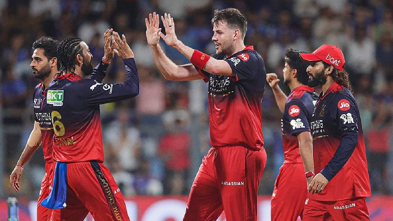 आरसीबीने या सामन्यात सनरायझर्स हैदराबाद चेन्नई सुपर किंग्स मुंबई इंडियन्स आणि लखनौ सुपर जायंट्स यांना पराभूत केलं आहे. राजस्थान रॉयल्सकडून पराभवाचं तोंड पाहावं लागलं आहे. सनरायझर्स हैदराबाद चेन्नई सुपर किंग्स आणि लखनौ सुपर जायंट्सविरुद्धच्या सामने चिन्नास्वामी स्टेडियममध्ये पार पडले. (Photo: RCB Twitter)