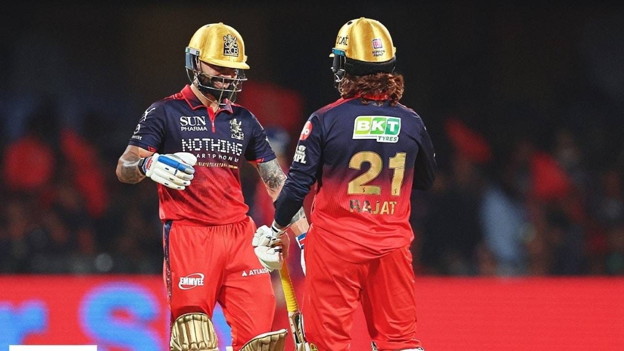 आयपीएल स्पर्धेत 18 वर्षानंतर त्याच दिवशी सामना होत असल्याने हा योगायोग जुळून आला आहे. आरसीबीने चिन्नास्वामी स्टेडियममध्येच आपला पहिला सामना खेळला होता. हे आरसीबीचं होमग्राउंड आहे. गेल्या 18 वर्षात आरसीबीचा संपूर्ण प्रवास पाहिला आहे. (Photo: RCB Twitter)