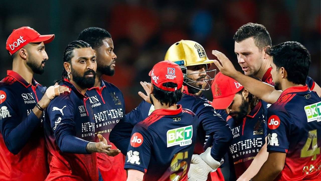 आयपीएल 2026 स्पर्धेतील 26वा सामना रॉयल चॅलेंजर्स बंगळुरू आणि दिल्ली कॅपिटल्स यांच्यात होणार आहे. रॉयल चॅलेंजर्स बंगळुरूचा हा 100वा आयपीएल सामना आहे. या मैदानात आरसीबी 100 सामने खेळणारी पहिली फ्रेंचायझी ठरेल. (Photo: RCB Twitter)