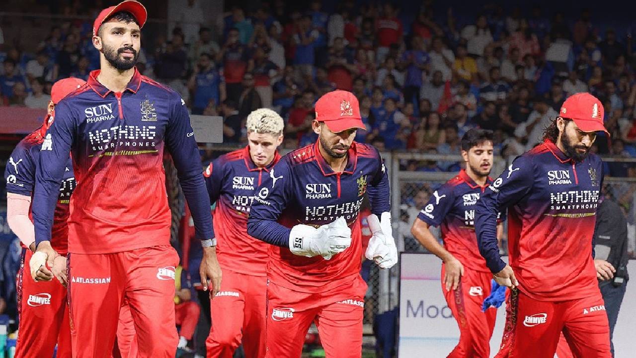 आयपीएल स्पर्धा आणि आरसीबी संघासाठी हा महत्त्वाचा दिवस आहे. आयपीएलची सुरूवात जेथे झाली तिथेच एक संघ 100 सामने पूर्ण करत आहे. हा एक दुर्मिळ योग आहे असं म्हंटलं तर वावगं ठरणार नाही. आरसीबी आणि चिन्नास्वामी स्टेडियम हा इतिहास कायम स्मरणात ठेवेल. (Photo: RCB Twitter) 