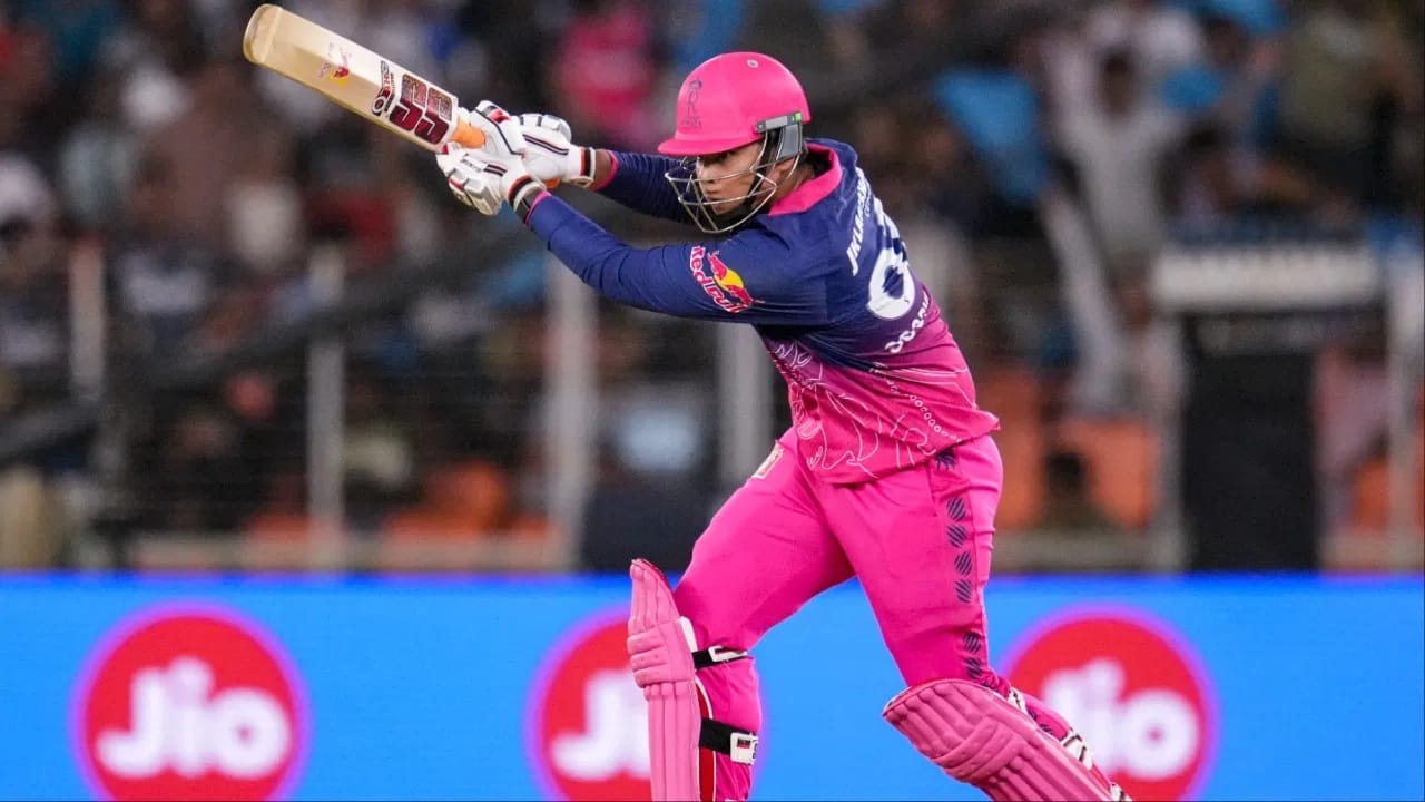 वैभव सूर्यवंशी याने वयाच्या 15 वर्ष आणि  8 व्या दिवशीच रहमानुल्लाहच्या या वर्ल्ड रेकॉर्डची बरोबरी केली आहे. त्यामुळे आता वैभव हा वर्ल्ड रेकॉर्ड आपल्या नावावर करण्याच्या उंबरठ्यावर आहे. (Photo Credit: PTI)