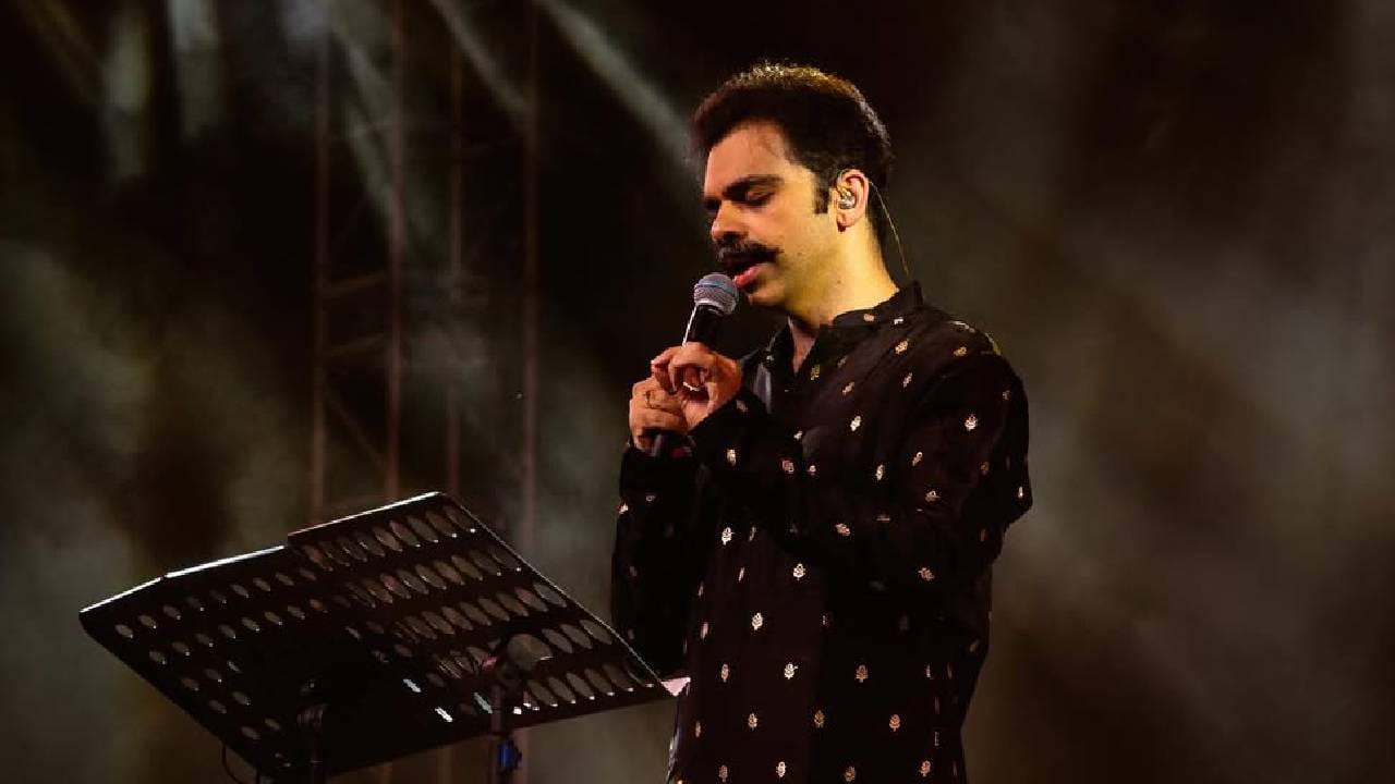 विख्यात गायक राहुल देशपांडे यांच्या गायनाचे, आवाजाचे लाखो चाहते आहेत. आपल्या गाण्याने त्यांनी प्रेक्षकांच्या, रसिकांच्या हृदयात स्थान मिळवलं असून दिग्गज गायक वसंतराव देशपांडे यांचा नातू म्हणून नव्हे तर राहुल यांनीने स्व:तची एक वेगळी ओळख निर्माण केली आहे. सोशल मीडियावरही राहुल देशपांडेखूप ॲक्टिव्ह असतात. त्यांची गाणी, प्रयोग, चित्रपट, आगामी प्रोजेक्ट याबद्दल ते चाहत्यांशी शेअर करत असतात. (photos : Social Media/ Instagram) 