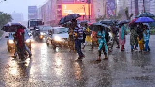 Rain Alert : आठवड्याच्या पहिल्याच दिवशी भयंकर संकट, महाराष्ट्रातील 19 जिल्ह्यांना पाऊस झोडपणार, या राज्यांनाही गंभीर इशारा