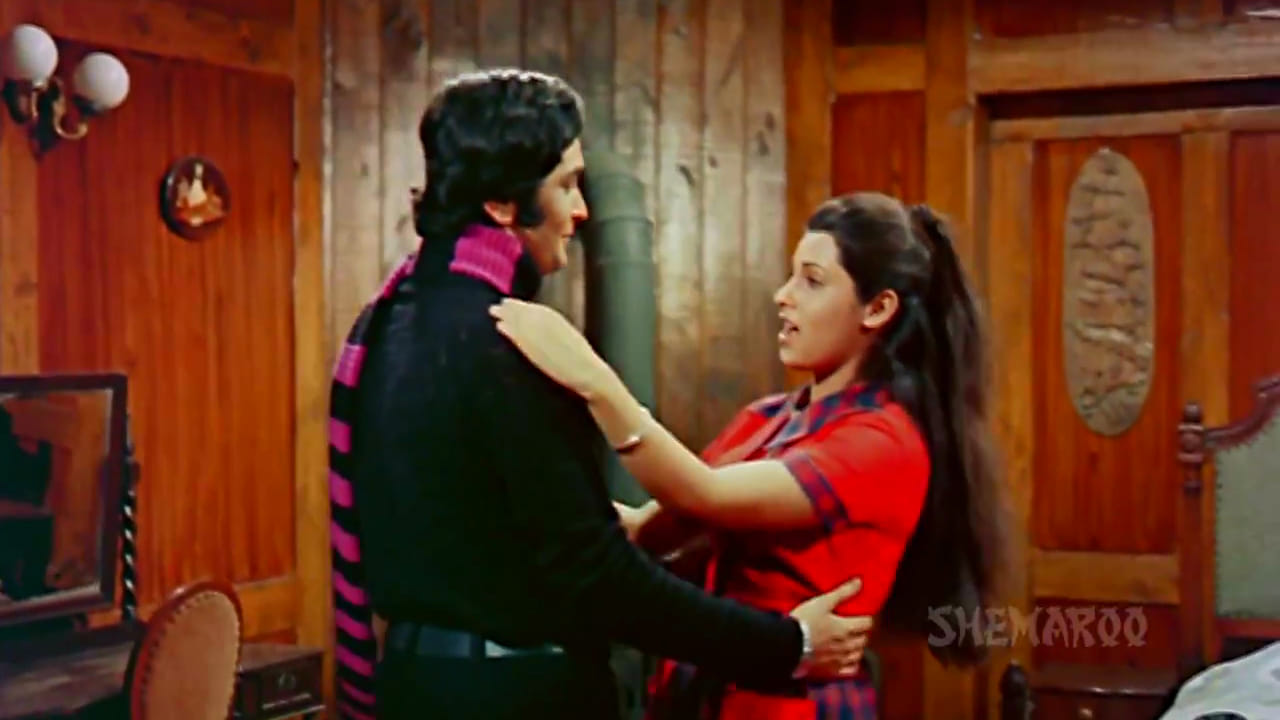 राज कपूर दिग्दर्शित या चित्रपटात ऋषी कपूर आणि डिंपल कपाडिया यांनी प्रमुख भूमिका साकारल्या होत्या. दोघेही त्या वेळी नवीन कलाकार होते, पण या चित्रपटाने त्यांना अक्षरशः एका रात्रीत स्टार बनवले. चित्रपटाच्या कथेसोबतच त्यातील गाण्यांनीही प्रचंड लोकप्रिय झाली. 