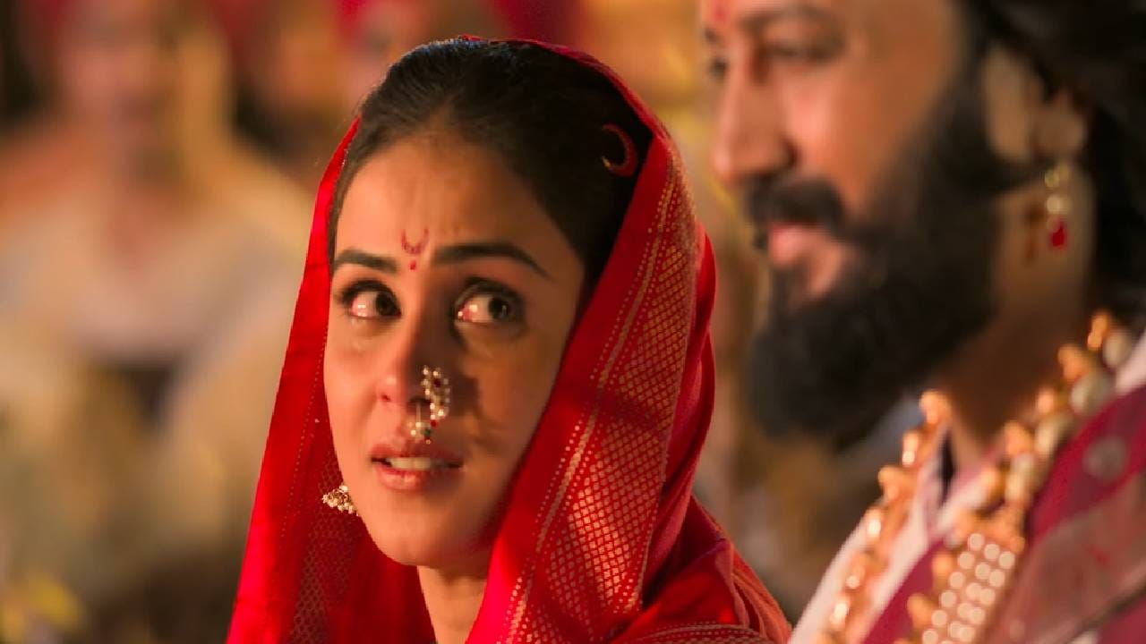 सेन्सॉर बोर्डाने चित्रपटाच्या टीमला सर्व प्रमुख घटनांशी संबंधित विशिष्ट तारखा नमूद करण्याचे निर्देश दिले आहेत. ऐतिहासिक घटनांना संदर्भ देण्यासाठी माहितीचे कार्ड्स समाविष्ट करण्यासही सांगण्यात आलं आहे. त्याचसोबत चित्रपटात दोन विशिष्ट बदल करण्याचे आदेश दिले आहेत. 
