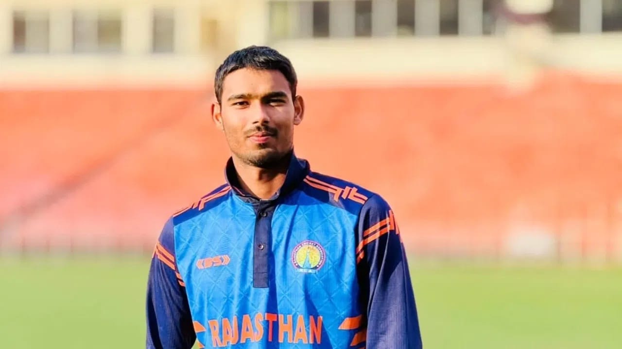 माझं क्रिकेटर होण्याचंच एकमेव लक्ष्य होतं, असं मुकुलने एका मुलाखतीत म्हटलं होतं. आता क्रिकेटर झाल्याशिवाय परतायचं नाही, असं मुकुलला त्याचे वडील गाव सोडताना म्हणाले होते.  मुकुलने आता त्याच्या वडिलांचं हे स्वप्न पूर्ण केलं. (Photo Credit : Instagram /Mukul Choudhary)