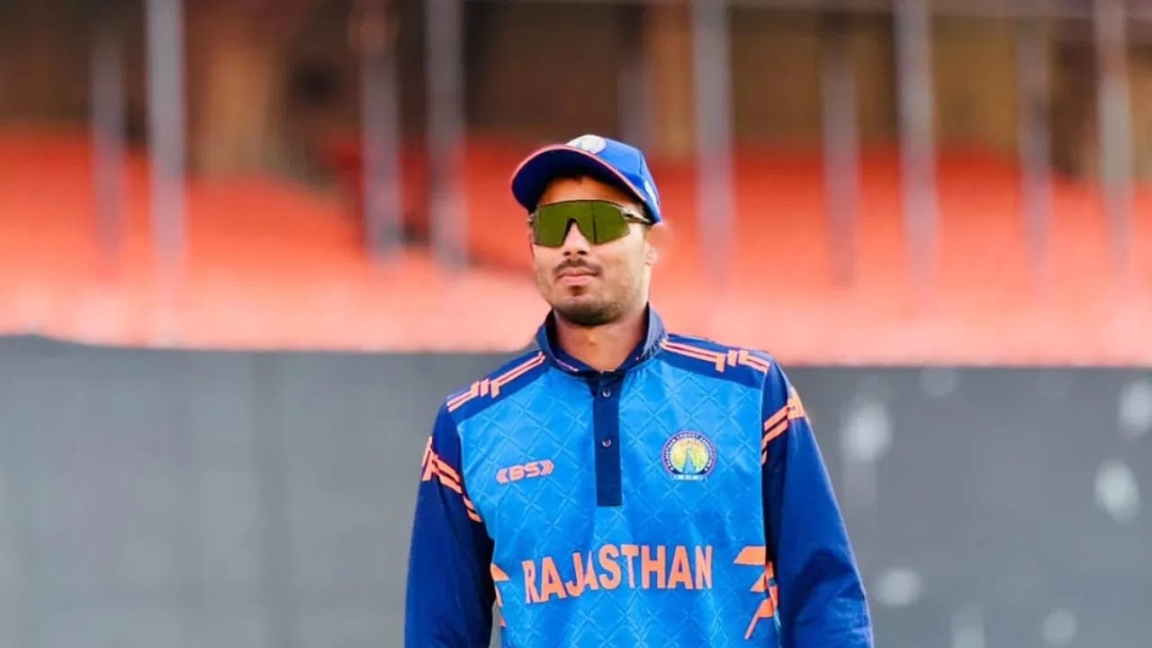 मुकुल राजस्थानमधील झुनझुन जिल्ह्यातील गुडागोडजी गावातील आहे. मुकुलने सीकरमधील एबीएस अ‍ॅकडमीमध्ये क्रिकेटचे धडे घेतले. मुकुल विकेटकीपिंग आणि बॅटिंगसह वेगवान गोलंदाजी करण्यात माहीर आहे. (Photo Credit : Instagram /Mukul Choudhary)