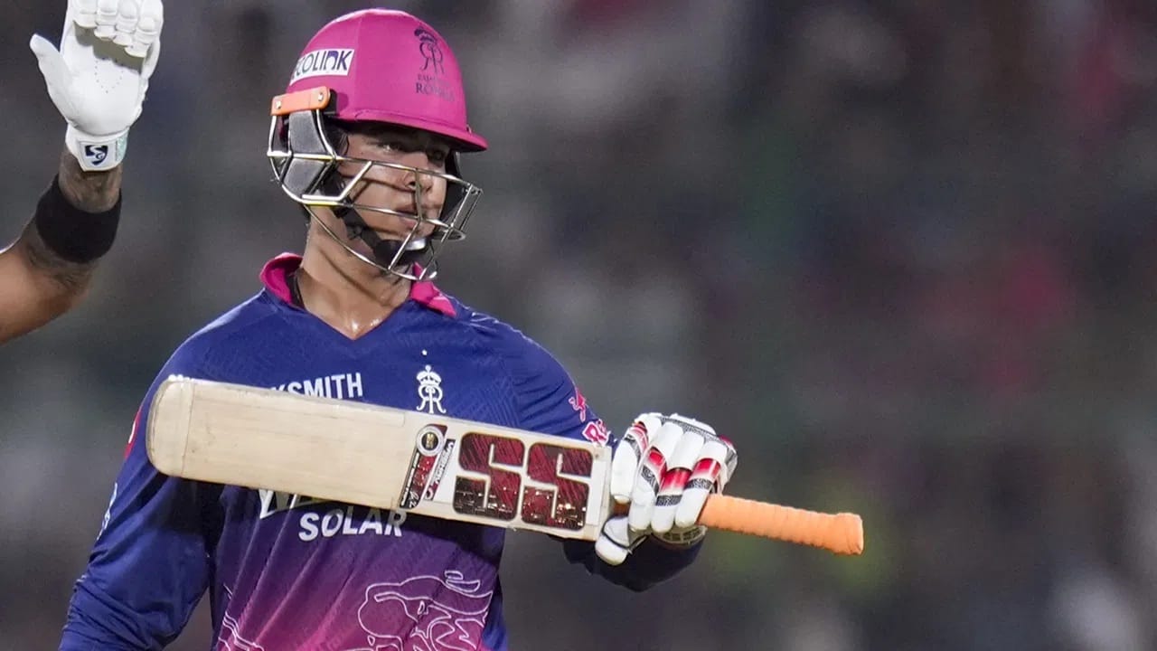 वैभवने आतापर्यंत अपवाद वगळता प्रत्येक खेळीत चौकारांपेक्षा षटकारांच्या माध्यमातून अधिक धावा केल्या आहेत. वैभवने केलेली खास कामगिरी ही षटकार मारण्याबाबतच आहे. वैभवची षटकार लगावण्याची सरासरी ही सर्वोत्तम आहे. (Photo Credit : PTI)