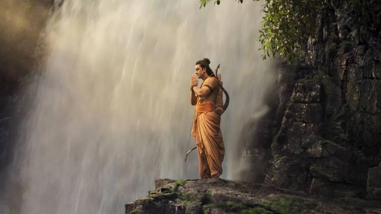 हनुमंताच्या भूमिकेत दिसणाऱ्या सनी देओलची फि सुद्धा कमी नाहीय. त्याने हनुमंताच्या रोलसाठी 20 कोटी रुपये चार्ज केले आहेत. दोन्ही भागांचे मिळून 40 कोटी होतात. भारतीय सिने सृष्टीतील हा सर्वात महागडा सिनेमा असल्याचं बोललं जातय.