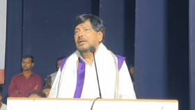 बरं झालो शिर्डीत हरलो... रामदास आठवलेंची तुफान टोलेबाजी.