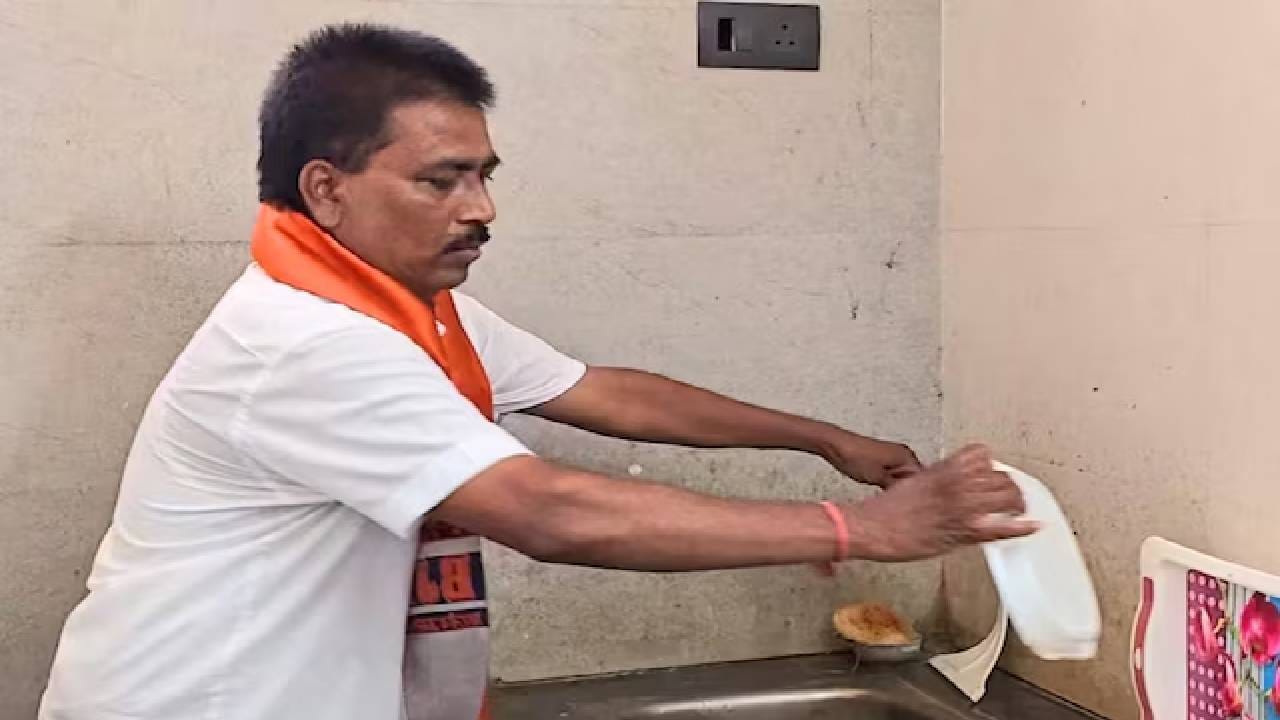 BJP News : 28 वर्ष पक्ष कार्यालयात शिपायाचं काम केलं, त्या व्यक्तीला भाजपने दिलं निवडणुकीच तिकीट BJP News : 28 वर्ष पक्ष कार्यालयात शिपायाचं काम केलं, त्या व्यक्तीला भाजपने दिलं निवडणुकीच तिकीट