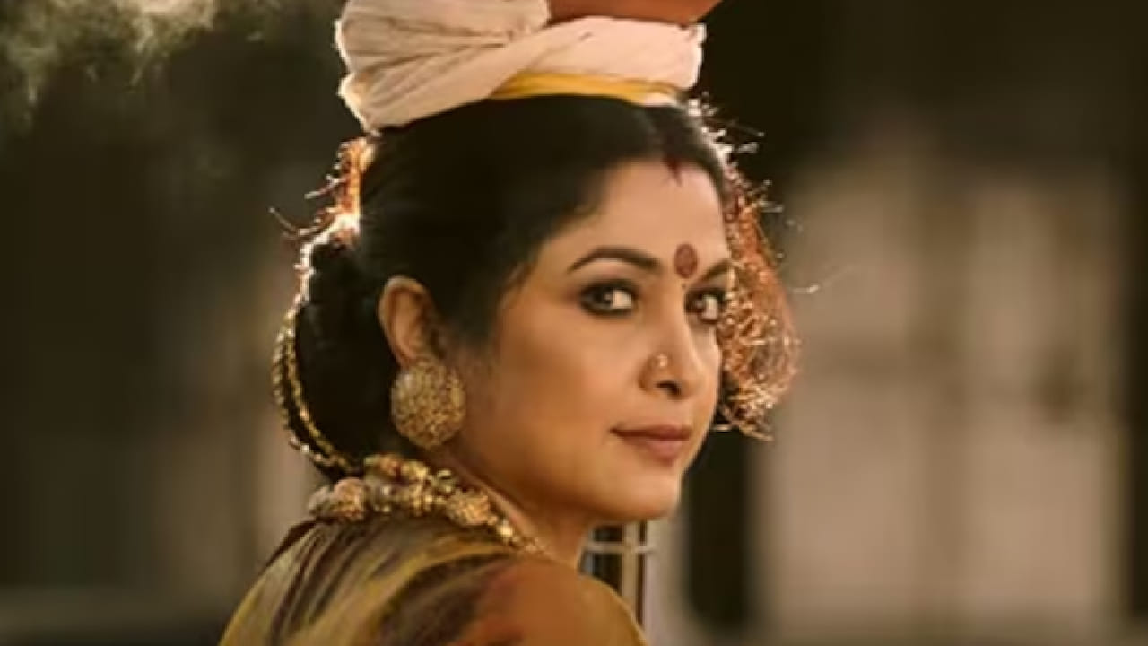 1993 साली आलेल्या परंपरा या चित्रपटात ती विनोद खन्नासोबत झळकली होती. या चित्रपटातील ‘तू सावन में प्यार पिया की’ हे गाणे त्या काळात प्रचंड चर्चेत आले होते. या गाण्यातील दोघांची केमिस्ट्री खूपच बोल्ड आणि सिझलिंग असल्यामुळे मोठा वाद निर्माण झाला होता.