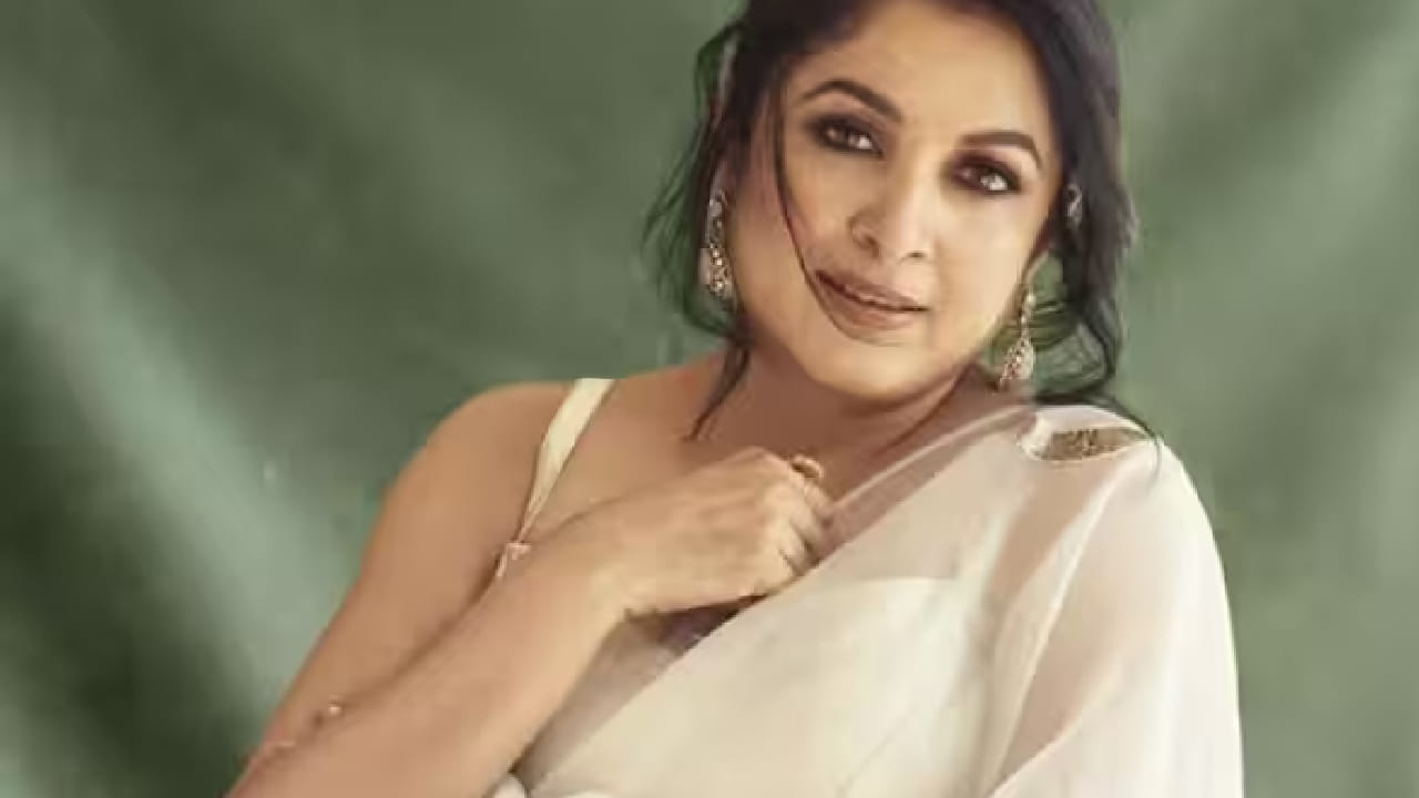 दोघांनी अनेक चित्रपटांमध्ये एकत्र काम केल्यामुळे त्यांच्यातील व्यावसायिक संबंध वैयक्तिक नात्यात बदलल्याच्या चर्चा रंगल्या. मात्र, त्या वेळी रविकुमार विवाहित असल्यामुळे या नात्यावर अनेक प्रश्न उपस्थित झाले.