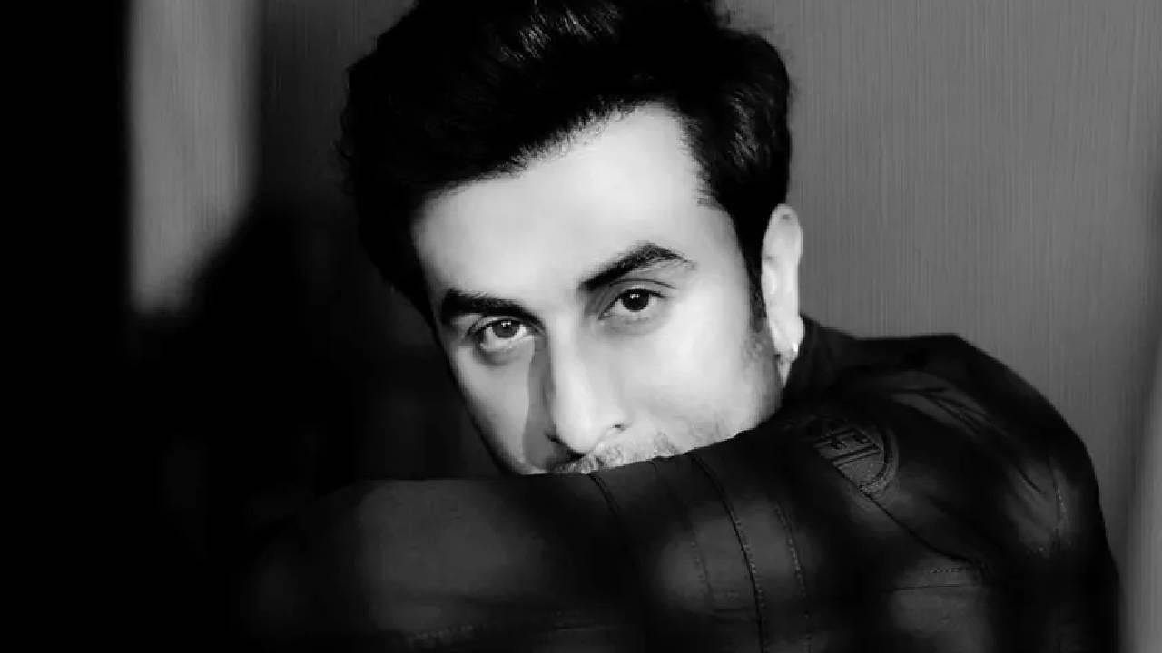 अभिनेता रणबीर कपूरने एका मुलाखतीत स्वत: उघडपणे कबूल केलं होतं की तो अभ्यासात कधीच हुशार नव्हता.  जेव्हा तो दहावी पास झाला, तेव्हा संपूर्ण कपूर कुटुंबाने त्याच्यासाठी पार्टी दिली होती.  खरं तर, दहावीची बोर्डाची परीक्षा पास होणारा, रणबीर कपूर हा कपूर कुटुंबातील पहिलाच मुलगा होता.