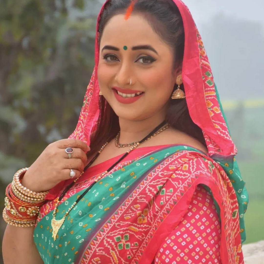 राणी चटर्जी भोजपुरी फिल्म इंडस्ट्रीमधील एक आघाडीची अभिनेत्री आहे. ती सोशल मीडिया इन्फ्ल्यूएंसर सुद्धा आहे. राणी एका चित्रपटासाठी 10 ते 15 लाख रुपये घेते.  रिपोर्ट्सनुसार तिची नेटवर्थ 35 ते 38 कोटी रुपयादरम्यान आहे.   