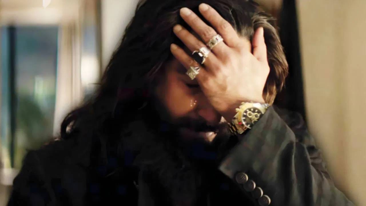 रणवीर सिंहच्या वायरल घड्याळाबद्दल बोलायचं झाल्यास ते रोलेक्स कॉस्मोग्राफ डेटोना आहे. हे घड्याळ  40 MM ऑयस्टर केस आहे. ऑयस्टरस्टील आणि  गोल्डने हे घड्याळ बनलय. या घड्याळात एक टॅकोमेट्रिक बेजल आहे. त्याची किंमत 18 ते 22 लाखा दरम्यान आहे. 