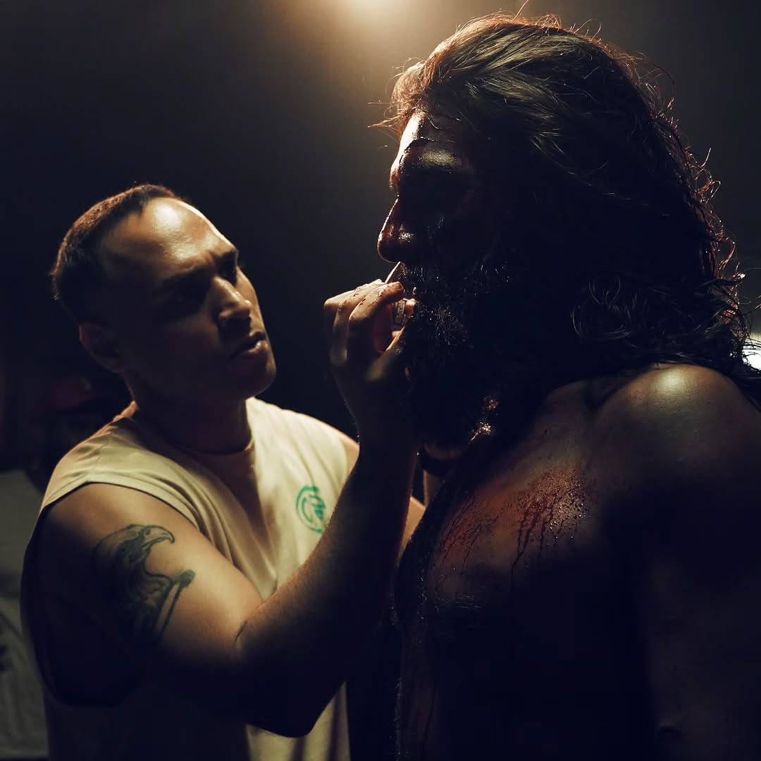 "आजूबाजूला मेटलचे मोठमोठे कंटेनर्स होते आणि उन्हात ते तापत होते. मालगाड्या आणि गाड्यासुद्धा होत्या, त्यासुद्धा तापल्या होत्या. रणवीरला त्या भीषण उन्हात जाड लेदर जॅकेट आणि विग घालून कंटेनर्सवर उडी मारायची होती, जे आधीपासून खूप तापलेले होते", असं तो पुढे म्हणाला.