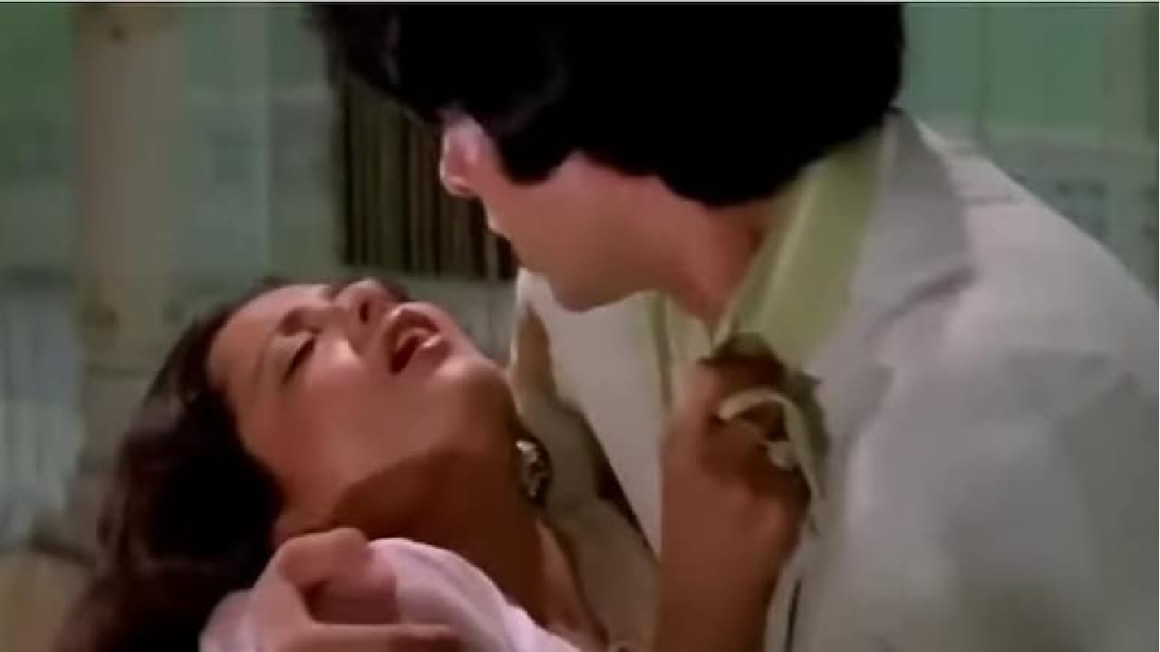 हिंदी चित्रपटसृष्टीत जेव्हा सुपरहिट ऑन-स्क्रीन जोड्यांचा उल्लेख केला जातो तेव्हा अमिताभ बच्चन आणि रेखा यांची जोडी सर्वात प्रथम लक्षात येते. या दोघांनी मर्यादित काळ एकत्र काम केलं असलं तरी त्यांच्या अभिनयाची जादू आजही प्रेक्षकांच्या मनात कायम आहे. 