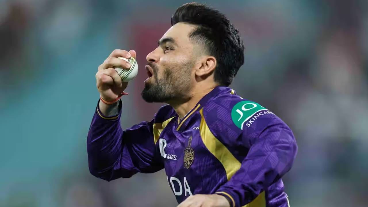 आयपीएल 2011 स्पर्धेत महेंद्रसिंह धोनीने रॉयल चॅलेंजर्स बंगळुरू विरूद्धच्या सामन्यात सहाव्या क्रमांकावर फलंदाजीला आला. यावेळी त्याने नाबाद 70 धावांची खेळी केली होती. हा सहाव्या क्रमांकावर वैयक्तिक सर्वोच्च धावा होत्या. पण आता रिंकुच्या नावावर हा विक्रम नोंदवला गेला आहे. (Photo: IPL/BCCI)