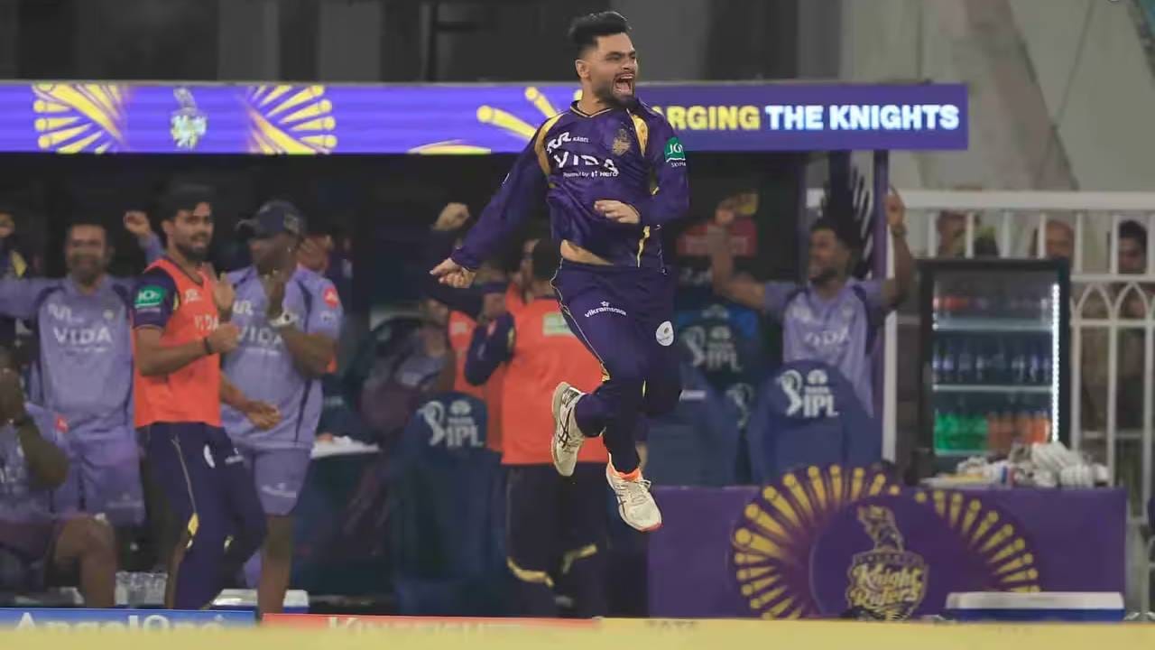 आयपीएल इतिहासात सहाव्या क्रमांकावर सर्वाधिक धावा करण्याचा मान आता रिंकु सिंहला मिळाला आहे. त्याने सहाव्या क्रमांकावर उतरून 83 धावांची खेळी केली. यासह त्याने चेन्नई सुपर किंग्सचा माजी कर्णधार महेंद्रसिंह धोनीचा विक्रम मोडीत काढला. (Photo: IPL/BCCI)