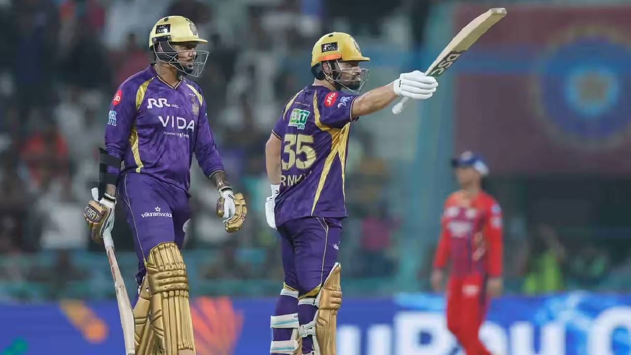 रिंकु सिंहला सामनावीराचा पुरस्कार मिळाल्यानंतर त्याने सांगितलं की, जेव्हा मी फलंदाजीला जातो आणि संघाच्या 3-4 विकेट्स पडलेल्या असतात, तेव्हा खेळ नियंत्रणात ठेवून तो पुढे कसा न्यायचा यावर माझं लक्ष असतं. मी स्ट्राईक रोटेट कसा करायचा, एकेरी आणि दुहेरी धावा कशा घ्यायच्या आणि चौकार कुठे मारता येतील याचा विचार करतो. खेळ शेवटपर्यंत नेणं हेच माझं मुख्य ध्येय असतं. (Photo: IPL/BCCI)