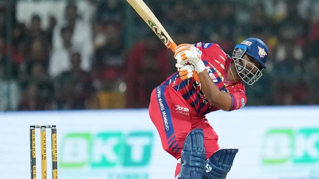 ऋषभ पंतने दिल्ली कॅपिटल्ससाठी सर्वाधिक 111 सामने खेळले आहे. आता अक्षर पटेलच्या नावावर शतक नोंदवलं गेलं आहे. दिल्लीसाठी अमित मिश्राने 99 सामने खेळले आहेत. डेविड वॉर्नरने 89, श्रेयस अय्यरने 87 आणि वीरेंद्र सेहवाने 79 सामने खेळले आहेत. (फोटो: पीटीआय)