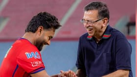 तू तो देव माणूस निकला! गोंयका विजयानंतर भावूक, पंतला कडकडून मिठी मारली.