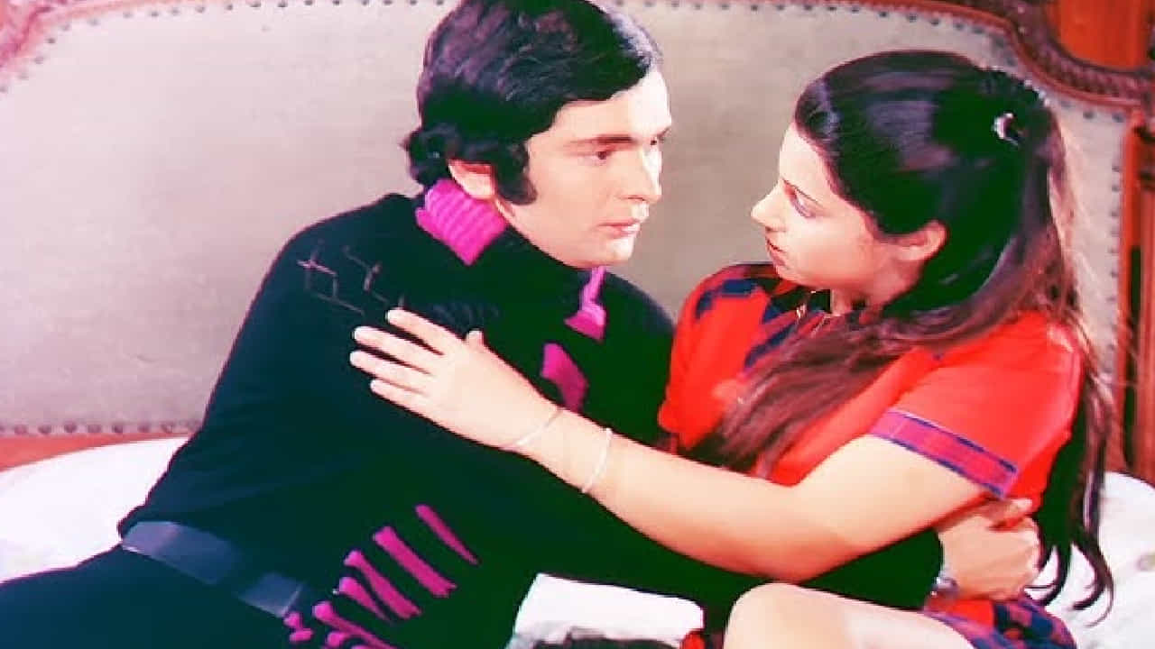 बॉलिवूडमधील अनेक गाणी अशी आहेत, ज्यांच्या निर्मितीमागील कथा तितकीच रंजक आणि अनपेक्षित आहेत. काही गाणी तर अगदी साध्या, दैनंदिन प्रसंगातून तयार झाली आणि ती पुढे जाऊन सुपरहिट ठरली. अशाच एका गाण्याची गोष्ट 1973 सालच्या Bobby या चित्रपटाशी संबंधित आहे.