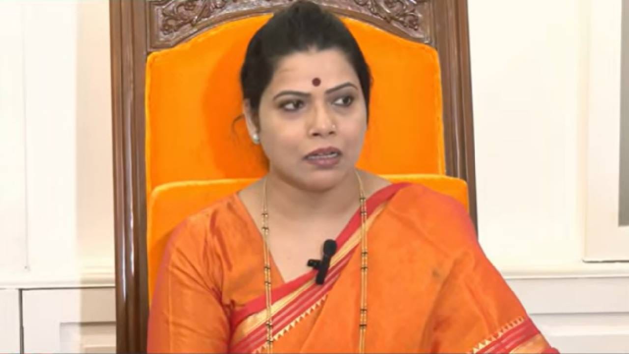 त्यांच्या घरात आयाबहिणी नाहीत का? मुंबईच्या महापाैर रितू तावडे संतापल्या, थेट, म्हणाल्या…