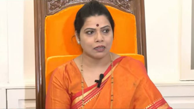 त्यांच्या घरात आयाबहिणी नाहीत का? मुंबईच्या महापाैर रितू तावडे..