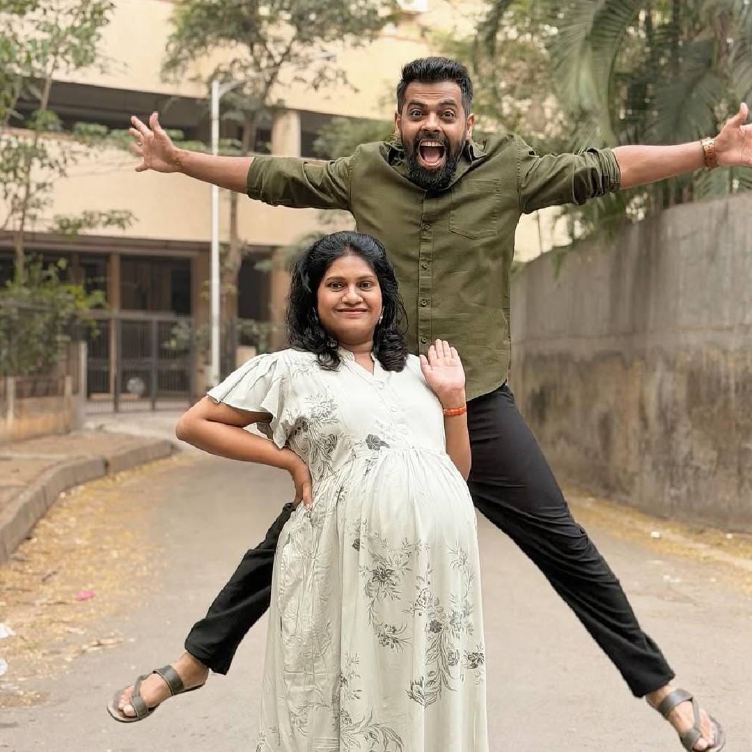 'होणार सून मी या घरची' या गाजलेल्या मालिकेत पिंट्याची भूमिका साकारलेला अभिनेता रोहन गुजर खऱ्या आयुष्यात जुळ्या मुलांचा पिता बनला आहे. रोहनची पत्नी स्नेहल देशमुखने एक मुलगा आणि एका मुलीला जन्म दिला आहे. रोहनने सोशल मीडियावर फोटो पोस्ट करत चाहत्यांना आनंदाची बातमी सांगितली आहे. 
