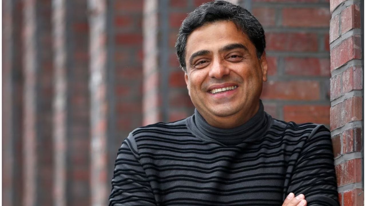  रॉनी स्क्रुवाला - दुसऱ्या नंबरवर रॉनी स्क्रुवाला हे आहेत. हिंदुस्थान टाईम्सच्या बातमीनुसार रॉनी स्क्रुवाला यांची नेटवर्थ १३,००० कोटींच्या आसपास आहे.