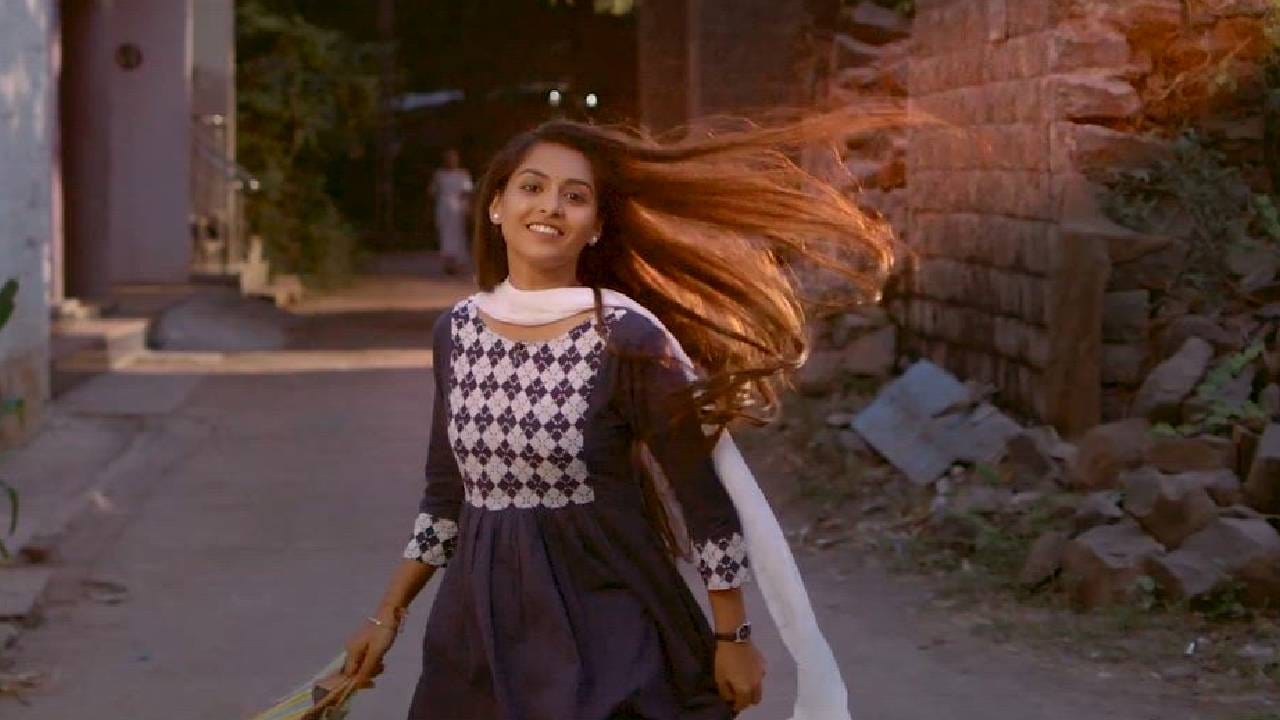 आम्ही ज्या चित्रपटाबद्दल बोलत आहोत त्याचे नाव ‘रुबाब’ असे आहे. या चित्रपटात प्रेम, नाट्य, अहंकार, स्वाभिमान आणि नातेसंबंधांच्या गुंतागुंतीची अतिशय सुंदर मांडणी करण्यात आली आहे. सूरज आणि वैशाली या दोन ठाम स्वभावाच्या व्यक्तींचा प्रवास चित्रपटात दाखवण्यात आला आहे. प्रेमामुळे एकत्र येणारे हे दोघे, आपल्या अहंकार आणि स्वभावामुळे आपल्या नात्याला कसोटीला लावतात.