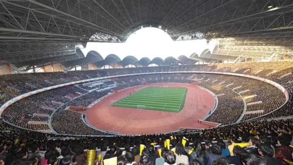 1.रुंगराडो मई डे स्टेडियम (Rungrado 1st of May Stadium) - जगात सर्वात मोठे स्टेडियम उत्तर कोरियाच्या प्योंगयांग मध्ये आहे. ज्याचे नाव रुंगराडो मई डे स्टेडियम (Rungrado 1st of May Stadium) आहे. हे स्टेडियम साल 1989 मध्ये बांधले गेले. याची प्रेक्षक संख्या 1 लाख 50 हजाराच्या आसपास आहे. येथे फुटबॉल, एथलेटिक्स आणि अन्य अनेक प्रकारांचे आयोजन केले जाते.