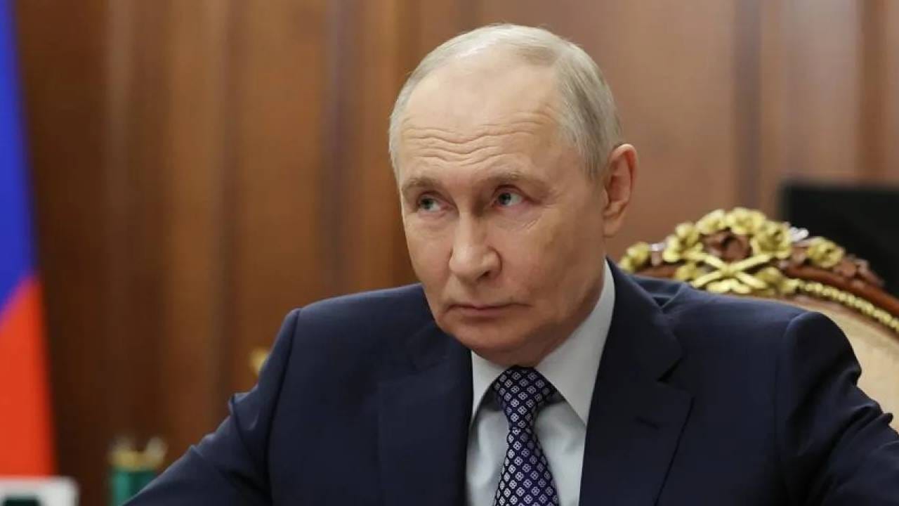 चीनकडून अगोदरच होर्मुज खाडीबद्दल आपली भूमिका स्पष्ट करण्यात आली. अमेरिकेने आमच्या गोष्टींमध्ये हस्तक्षेप करू नये, असे स्पष्ट शब्दात चीनने खडसावले होते. 