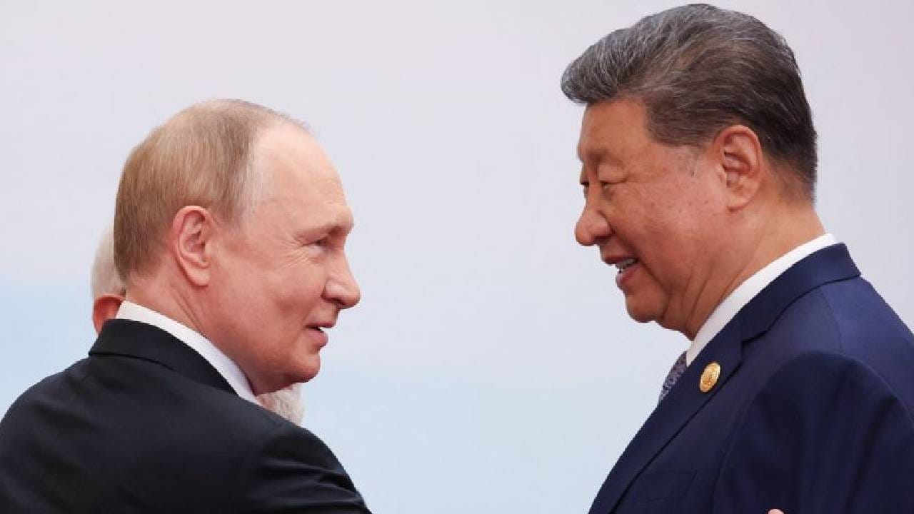 चीन आणि रशिया युद्धात इराणला मदत करत असल्याचा सातत्याने आरोप केला जात आहे. आता अमेरिकेच्या नाकावर टिच्चून पुतिन थेट चीनच्या दाैऱ्यावर निघणार आहेत. या दाैऱ्याकडे जगाच्या नजरा असणार आहेत. 