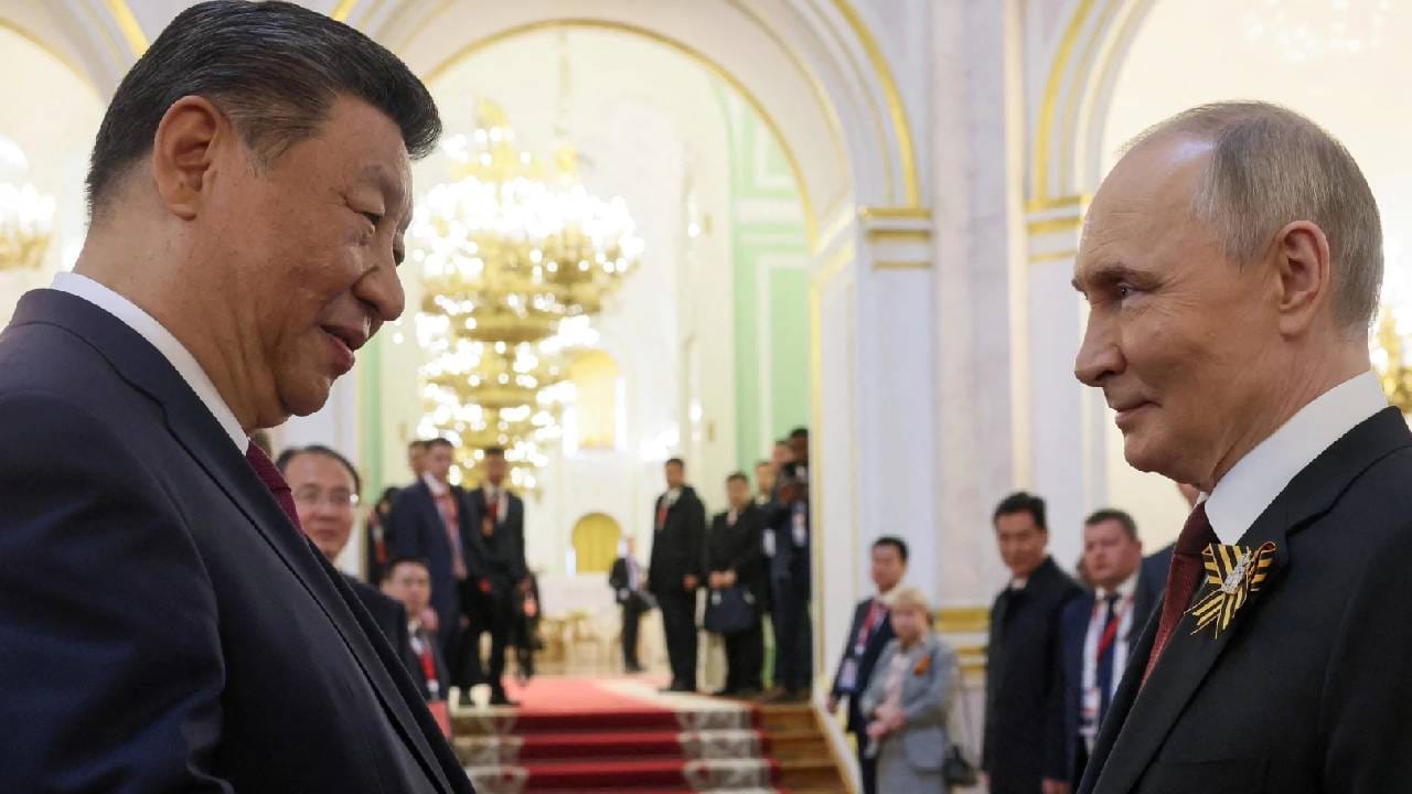 व्लादिमीर पुतिन यांनी मास्टर गेम खेळत थेट चीन दाैऱ्यावर जाण्याचा निर्णय घेतला. या उच्चस्तरीय दौऱ्याचे वेळापत्रक निश्चित केले जात आहे. विशेष म्हणजे अमेरिकेच्या अध्यक्षांच्या चीन दाैऱ्यापूर्वी हा दाैरा असणार असल्याची माहिती आहे. 